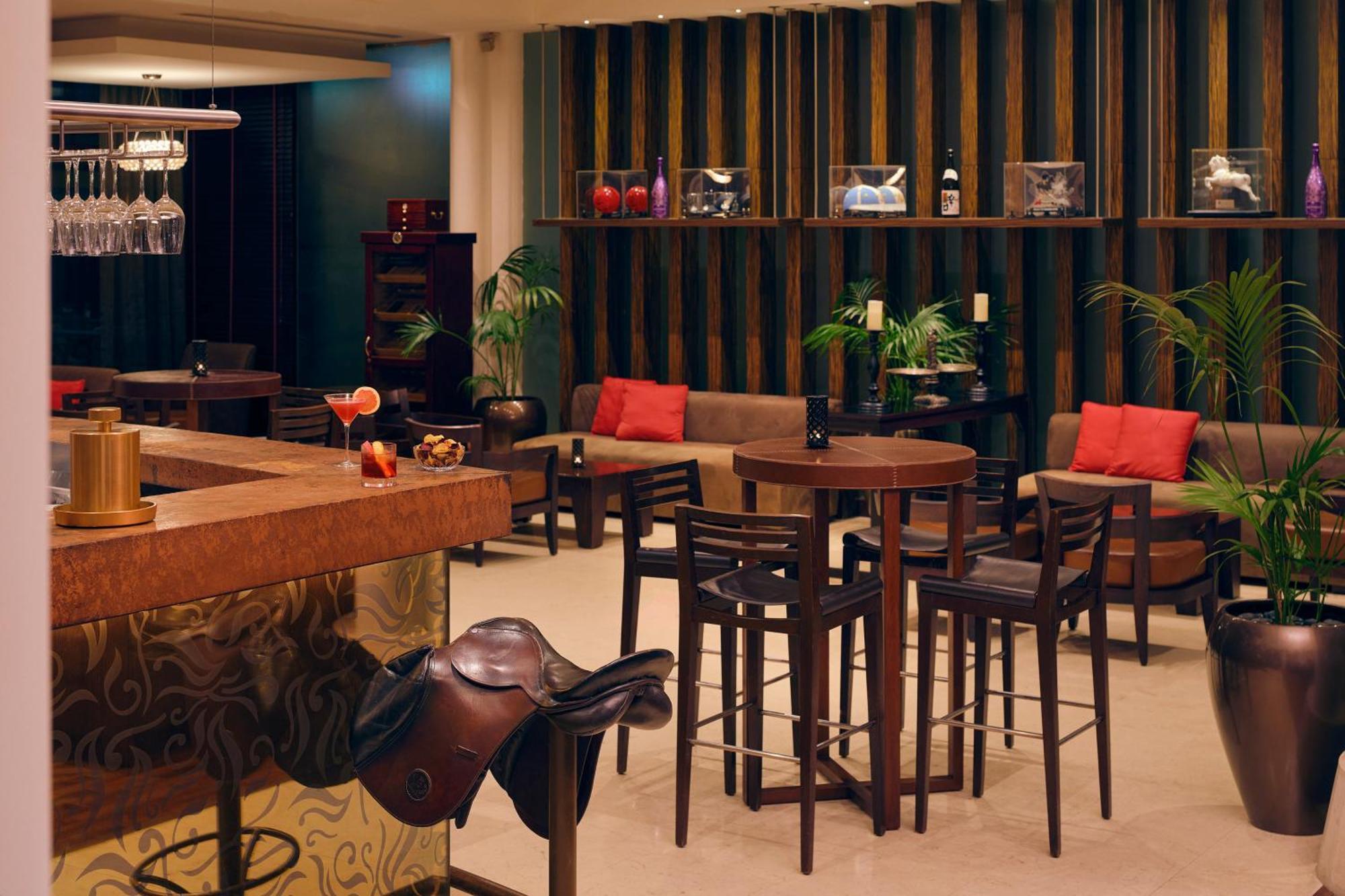 Melia Desert Palm Member Of Melia Collection Dubaj Kültér fotó The bar at the hotel