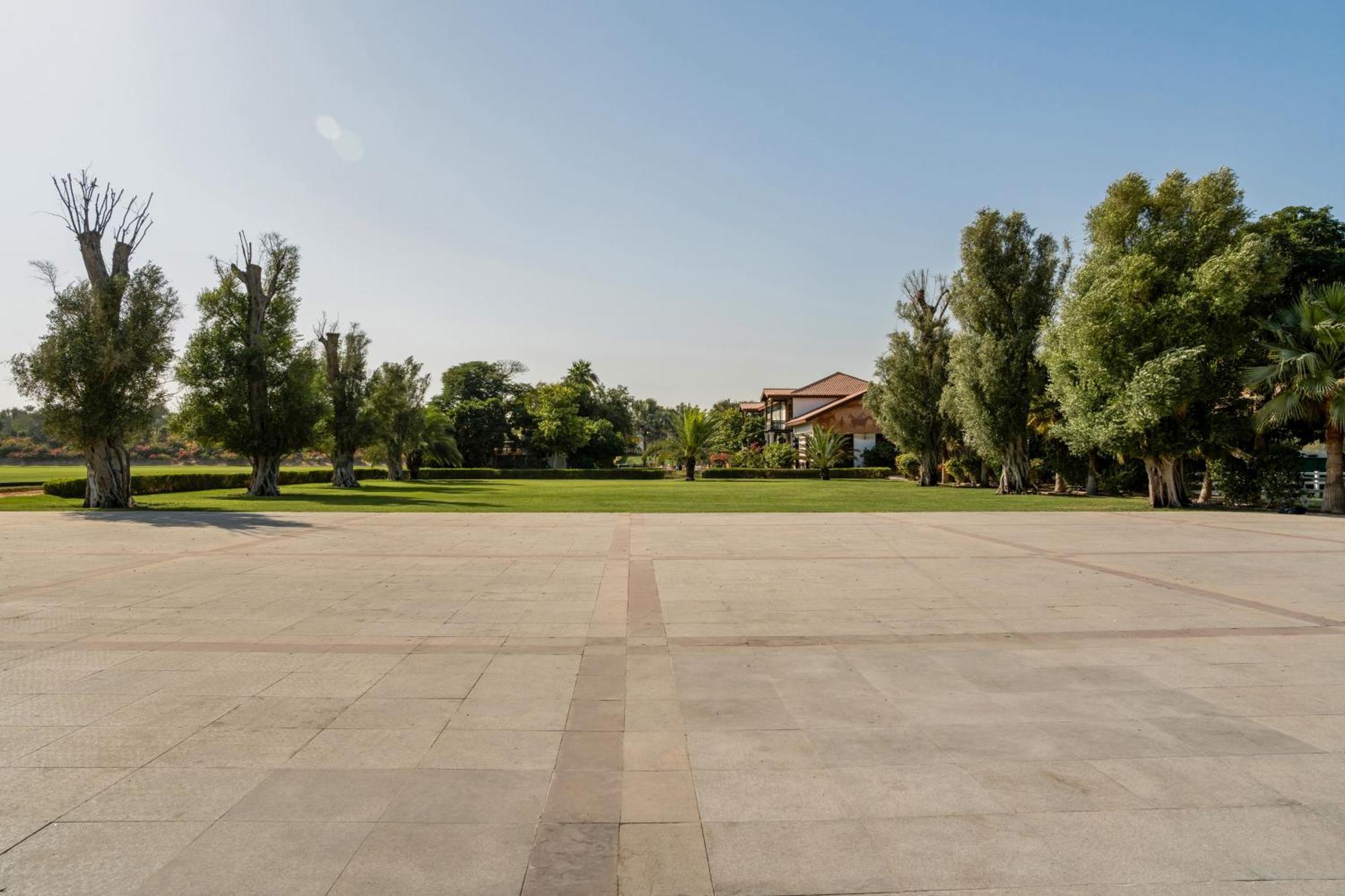Melia Desert Palm Member Of Melia Collection Dubaj Kültér fotó The main square of the village